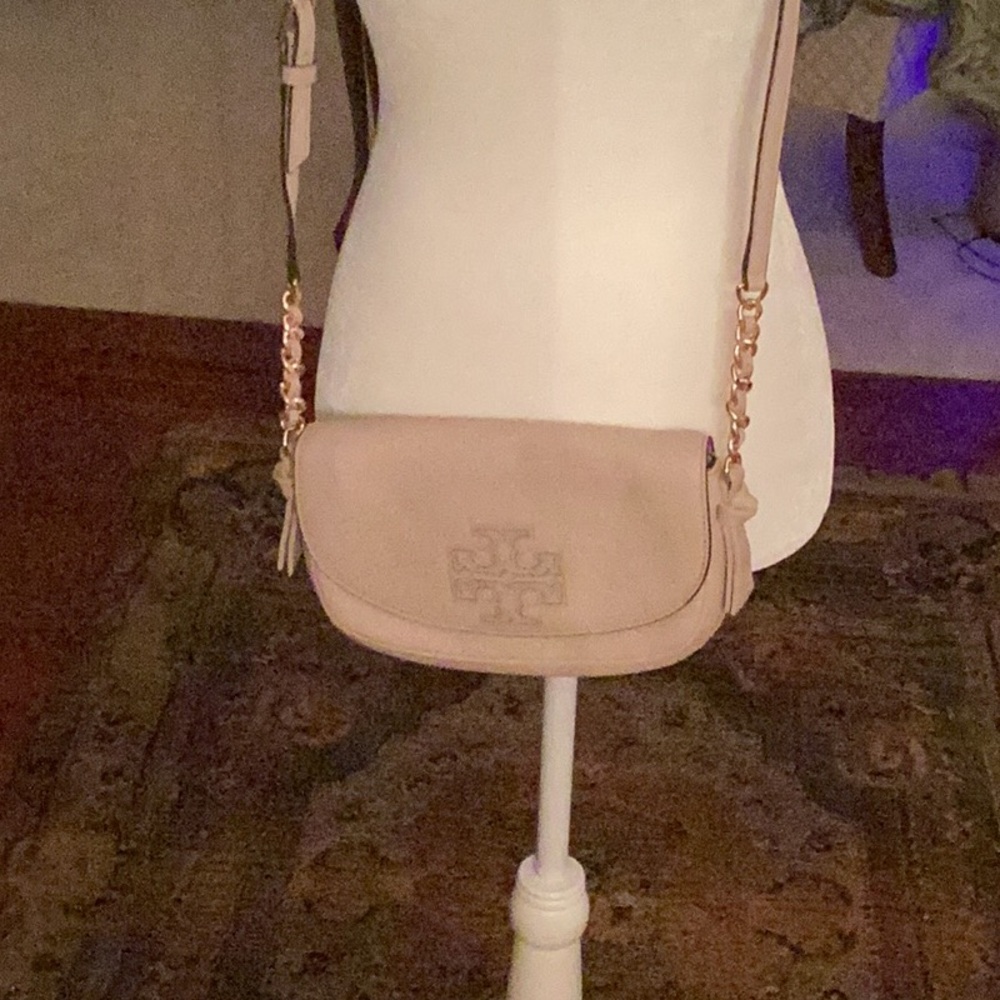 Tory Burch crossbody beautiful flesh color very versatile